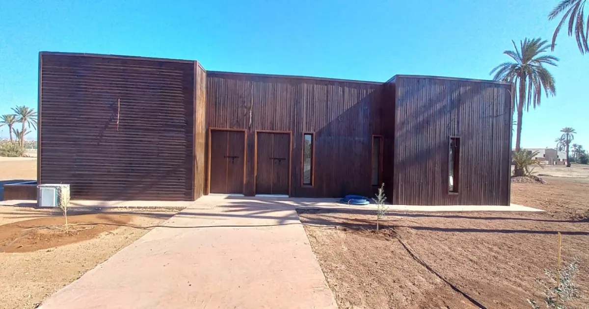 Projet de revêtement des murs en bois à Marrakech – Réalisation sur mesure par SH Menuiserie