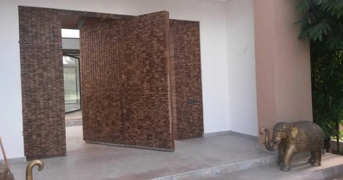 Porte principale de villa en bois : élégance contemporaine et savoir-faire artisanal à Marrakech