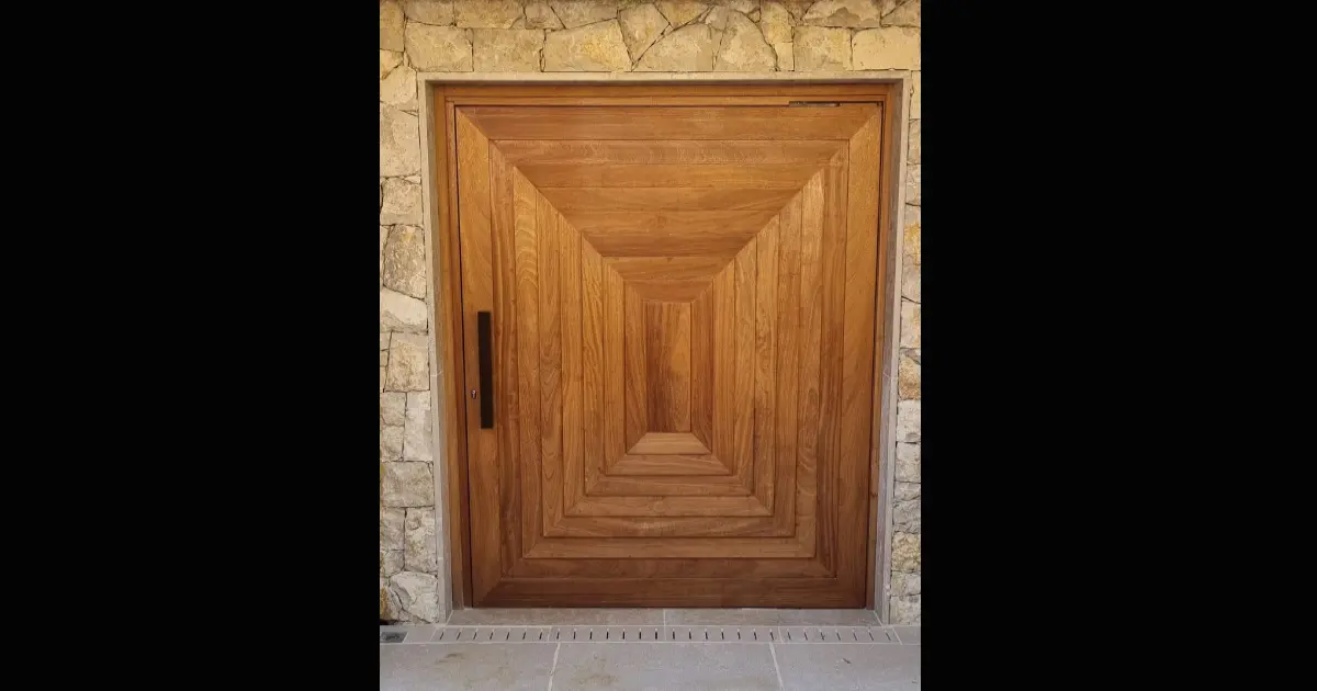 Porte principale de villa en bois moderne : robustesse, élégance et prestige signés SH MENUISERIE à Marrakech