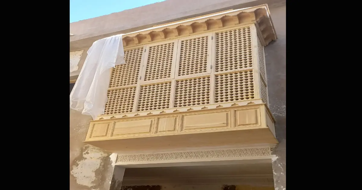 Fenêtre sculptée en bois traditionnel à Marrakech – Savoir-faire artisanal de SH Menuiserie